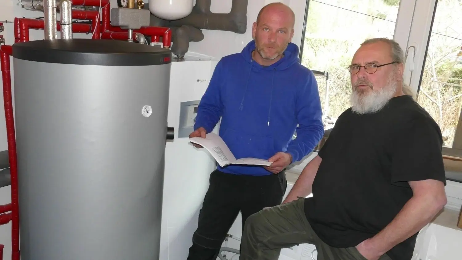 Bei der Arbeit: Der Biesenthaler Heizungsbauer Sebastian Ehling (li.) beim Kunden Hans Wöhl in Groß Schönebeck, der eine moderne Wärmepumpe installieren ließ.