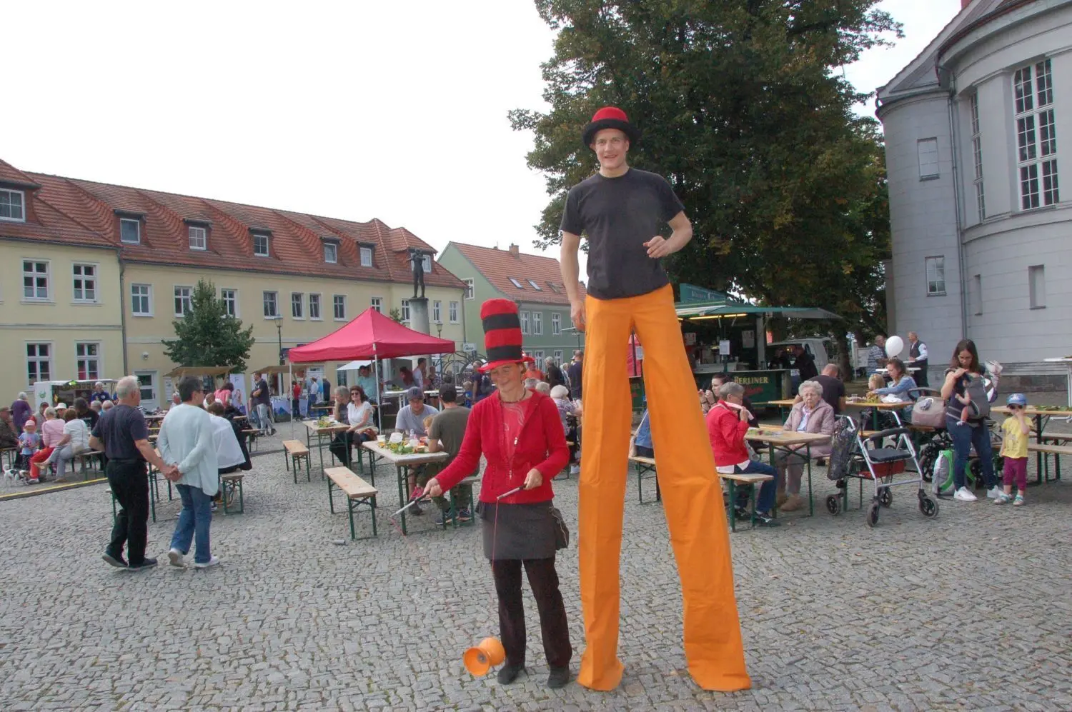 Kulturfesttage: Walking Act mit Peter und Delia mit Diabolo auf dem Seelower Marktplatz