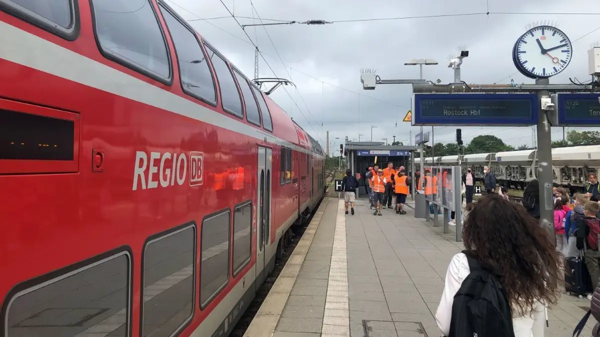 Der RE5 von Elsterwerda nach Rostock im Bahnhof Oranienburg: In den Herbstferien sind die Züge stark ausgelastet. In einem Regionalexpress saßen die Fahrgäste nun vier Stunden lang fest.
Regionalexpress RE5 von Elsterwerda nach Rostock, Halt im Bahnhof Oranienburg
Bahn Zuf Verkehr SPNV ÖPNV Reisen Pendler