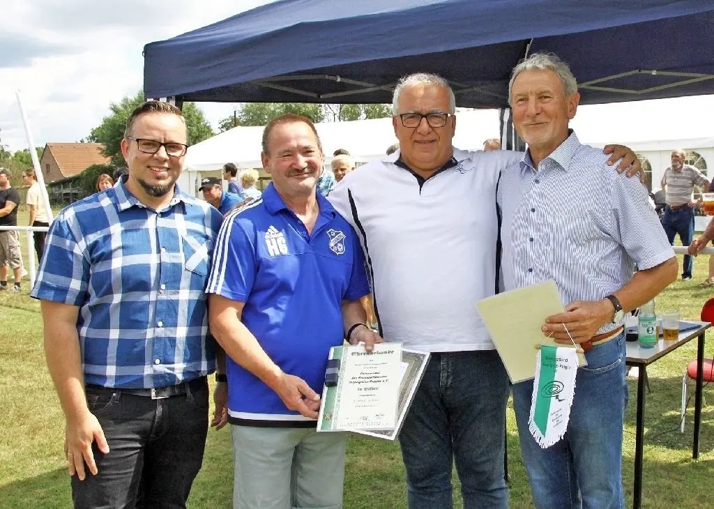 Ehemalige Führungscrew: Gerhard Ganswindt, Thomas Krieglstein und Hartmut Gollmer (von rechts) sowie René Ide (links) aus der jüngeren Generation beim SV 69 Schönberg.