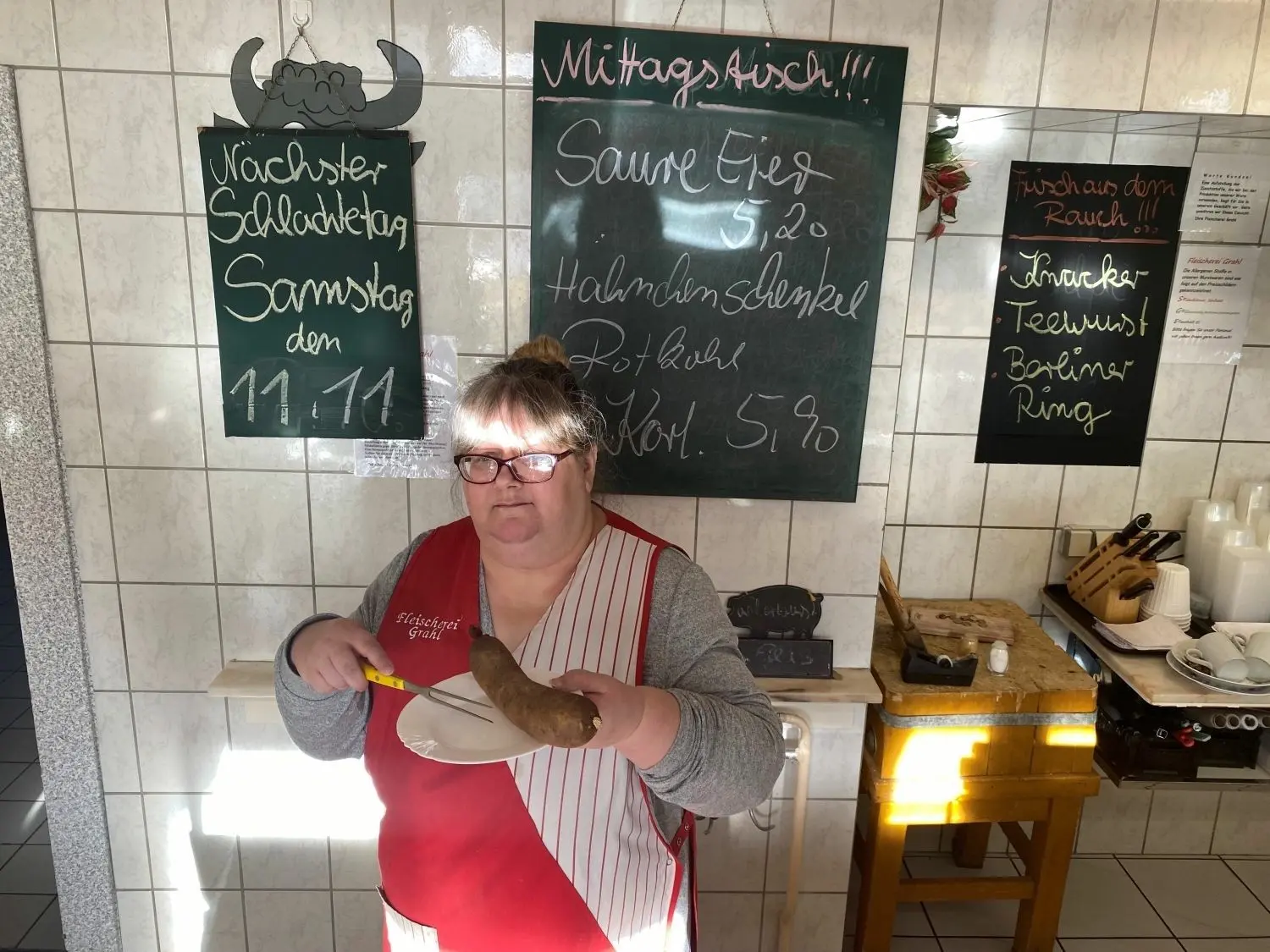 Wird es auch zum Schlachtefest geben: Verkäuferin Ines Totzke zeigt eine große Leberwurst
