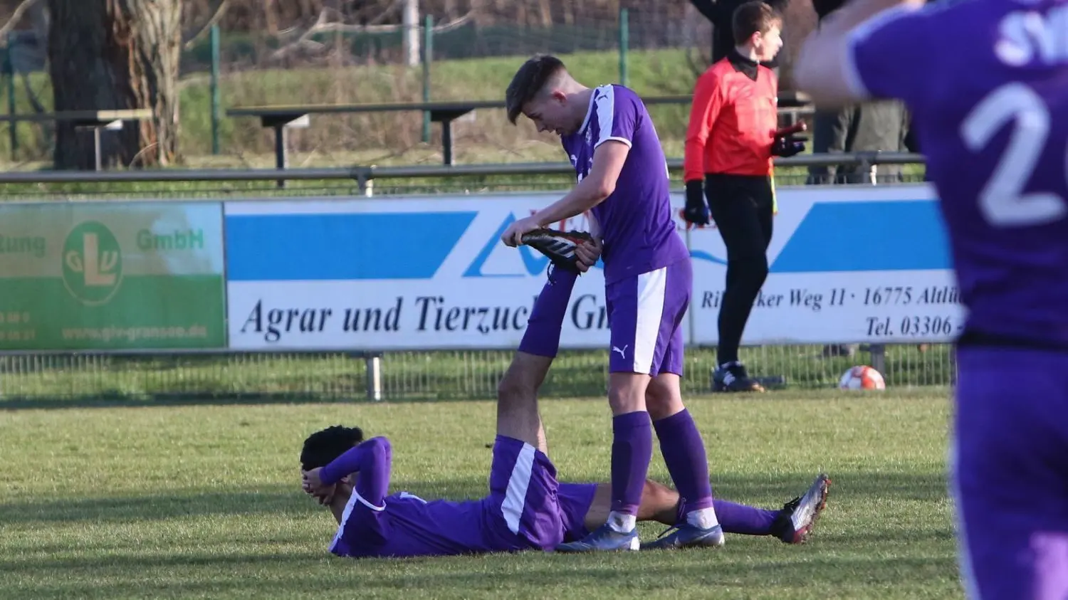 Kraft gekostet: Kurz vorm Abpfiff musste Niclas-Florian Junge vom SV Altlüdersdorf Hand anlegen, um seinem Mitspieler den Krampf aus der Wade zu lösen. Zu diesem Zeitpunkt lag der Tabellenführer TSG Einheit nach ganz starken Aktionen schier aussichtslos zurück.