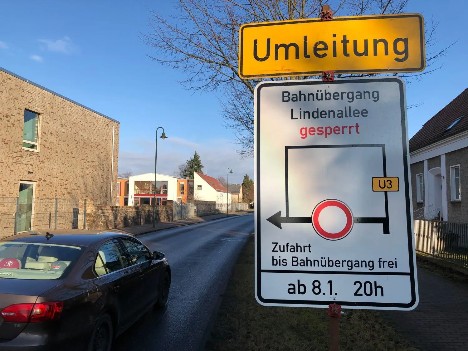 Vorwarnung: Das Hinweisschild kündigt die Sperrung des Bahnübergangs Lindenallee in Fredersdorf-Vogelsdorf an. Auch Elbe- und Eggersdorfer Straße im Doppeldorf sind dann dicht.
