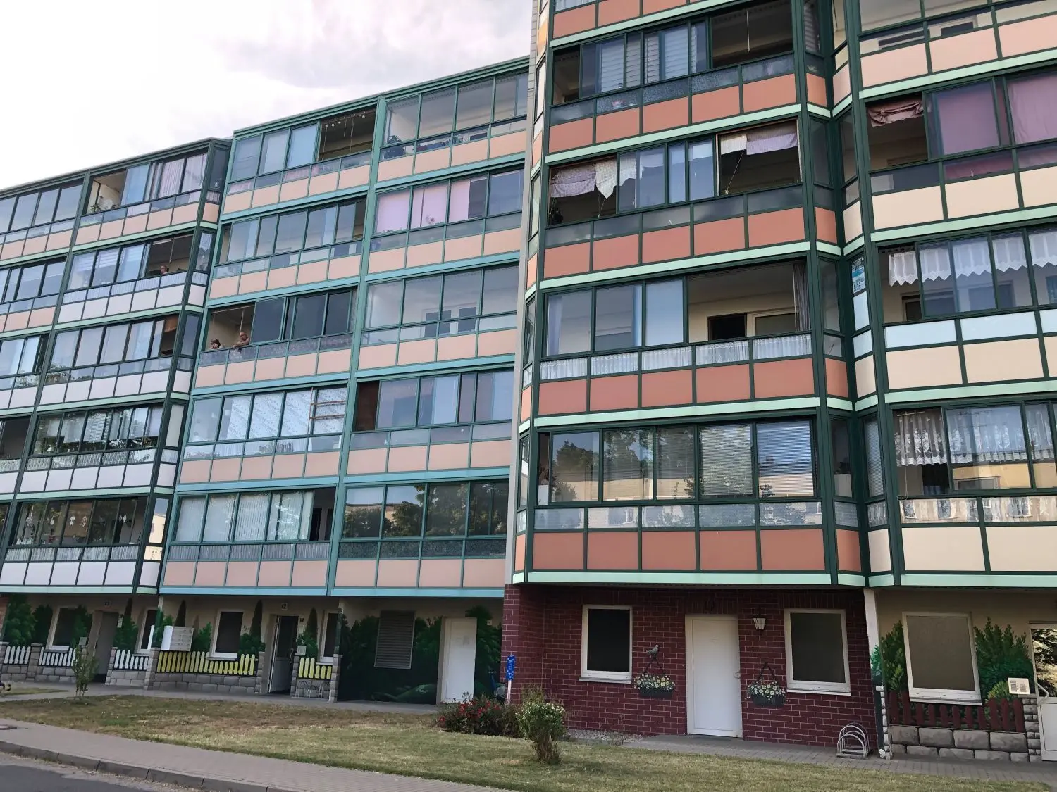 Vor allem Mieter in oberen Stockwerken klagen über einen zu geringen Wasserdruck: Häuser der Wohnungsbaugenossenschaft Rüdersdorf eG am Friedrich-Engels-Ring.