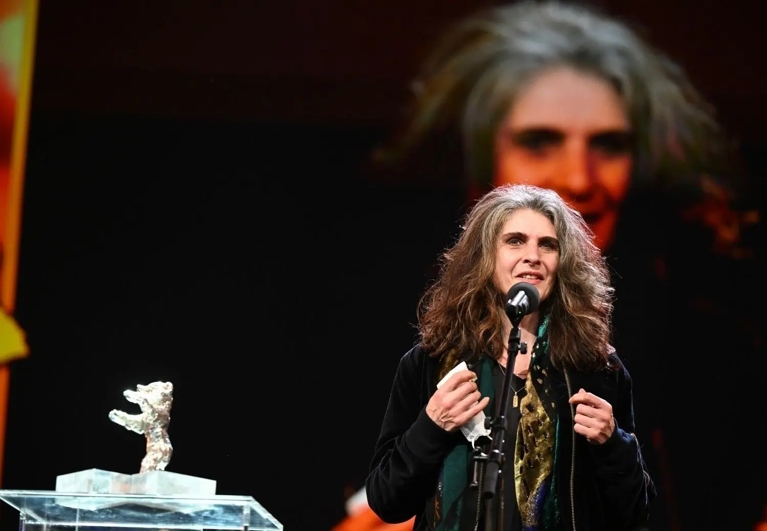 Inzwischen selbst eine der wichtigsten Drehbuchautorinnen in Deutschland: Laila Stieler mit dem Silbernen Bären für „Rabiye Kurnaz gegen George W. Bush“ bei der Preisverleihung der Berlinale 2022