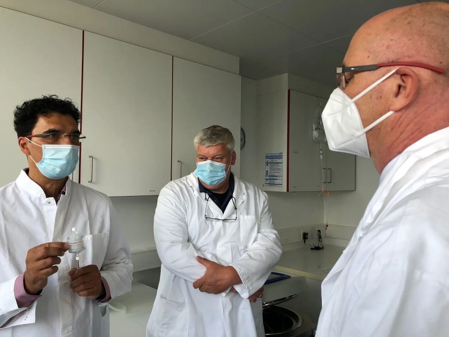 Forschen seit 2003: Ahmed Sheriff (links), Gründer und Geschäftsführer von Pentracor, und seine Kollegen produzieren in Hennigsdorf einen sogenannten Adsorber, der menschliches Blut wäscht.