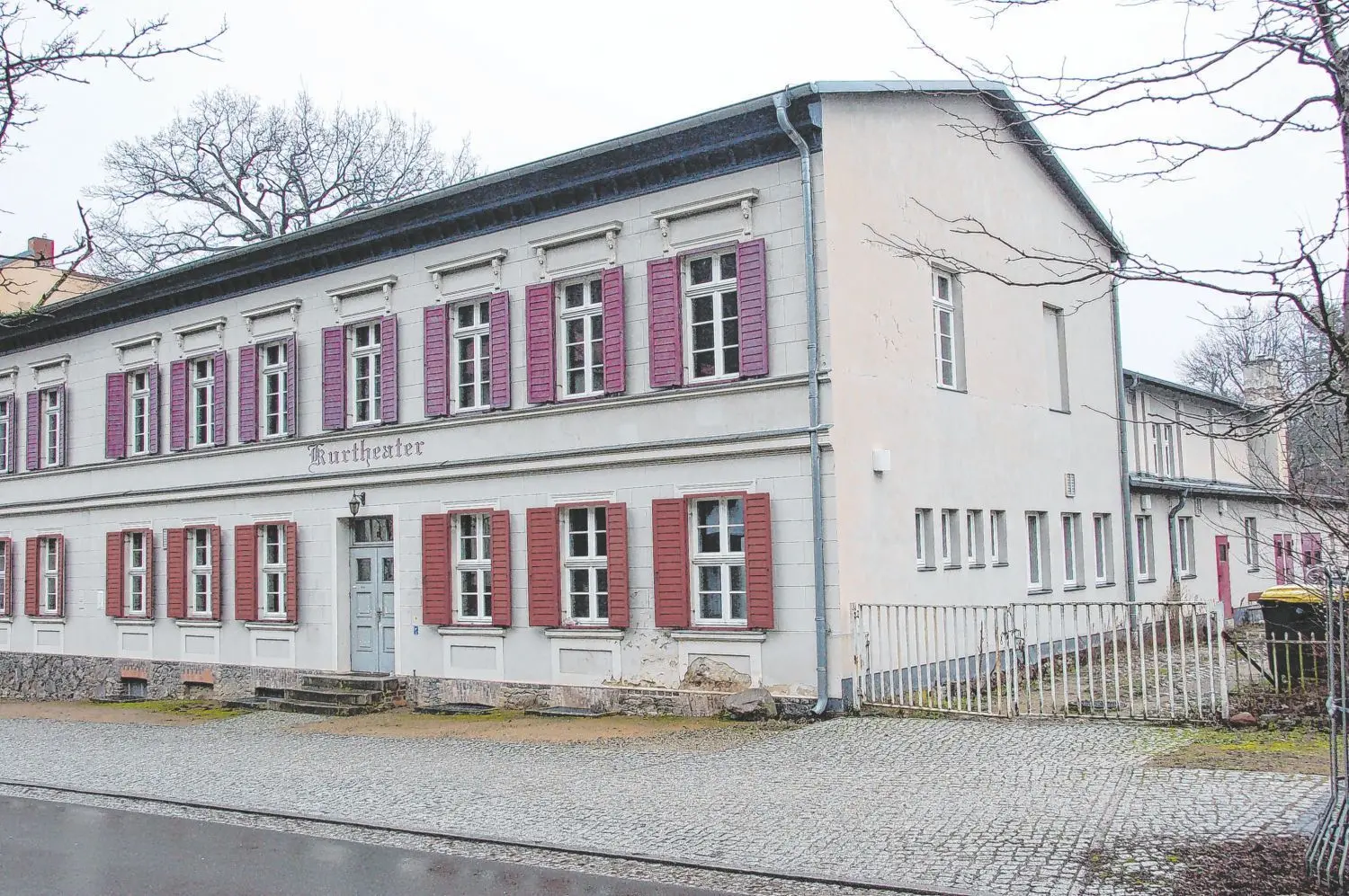 Steht leer: das Kurtheater in Bad Freienwalde mit dem Saalanbau (rechts).