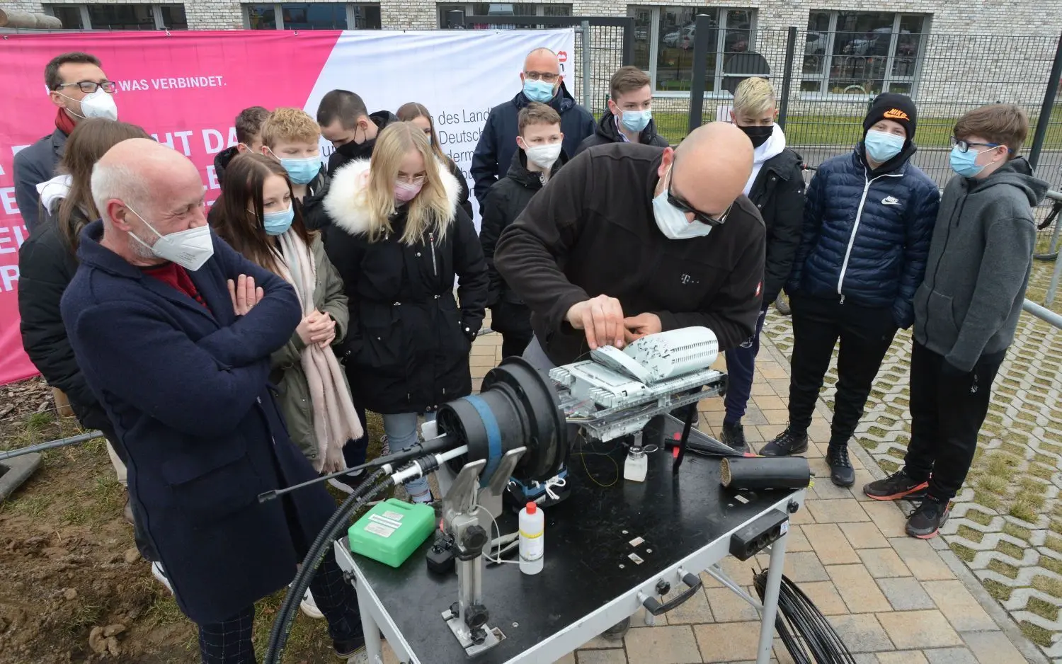 Neugierige Blicke: Schwanebecks Schulleiter Manfred Reinicke (l.) und Telekom-Techniker Nico Schoppa erläutern Schülern der Schwanebecker Oberschule, wie das Streamen von Filmen oder Spielen theoretisch passiert.