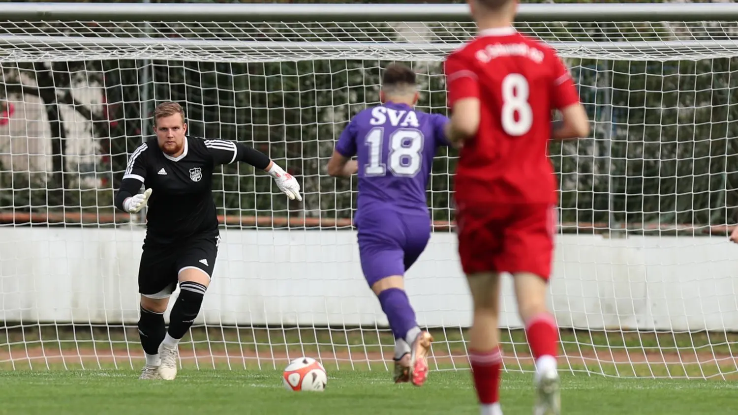 Schwedts Keeper Maurice Bäuerle (links) kann hier die Situation gegen Konrad Korczynski (18), der völlig allein gelassen wurde, klären, musste im Spielverlauf aber trotzdem viermal hinter sich greifen.