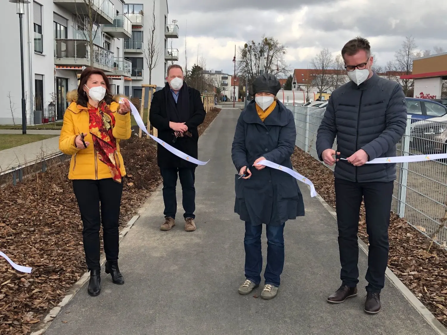 Symbolträchtiger Schnitt: Bürgermeisterin Ines Hübner, Inka Bergner vom Landschaftsarchitekturbüro Lange in Bad Belzig und Thomas Thomas Philipp von der ausführenden Firma AS+BE führten ihn aus. Der Landtagsabgeordnete Andreas Noack (Zweiter von links) fotografierte.