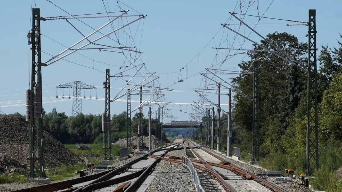 Bahnausbau Angermünde–Stettin: Am Bahnhof Passow wurde bereits der Hausbahnsteig fertiggestellt sowie Oberleitungen und Gleise erneuert.