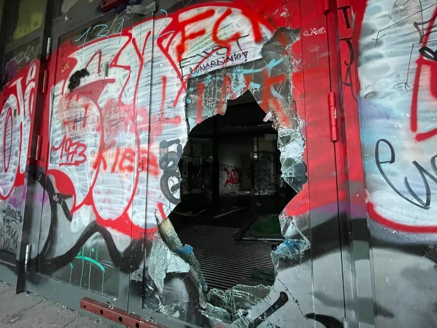 Schon mehrere Wochen ist die Scheibe in der Eingangstür zur ehemaligen Schule am Platz der Jugend in Eisenhüttenstadt eingeschmissen. Repariert oder verschlossen wird der Vandalismus nicht.