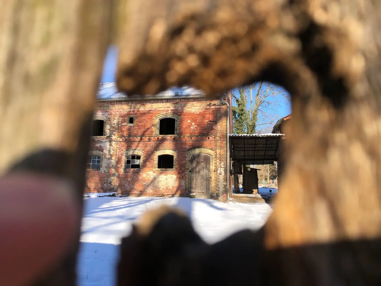 Das Grundstück hinter dem denkmalgeschützen Bauernhof (Foto) am Glienicker Dorfteich soll bebaut werden. Zuvor soll der Baunhof saniert werden. Ob das klappt, steht in den Sternen.