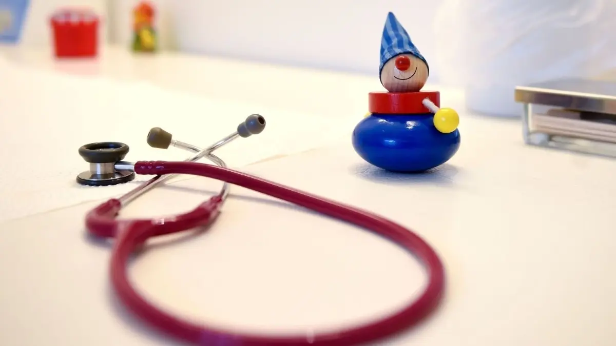 Ein Stethoskop und Kinderspielzeug liegen in einer Kinderarztpraxis auf einem Tisch. (Symbolfoto)
Ein Stethoskop und Kinderspielzeug liegen in einer Kinderarztpraxis auf einem Tisch. (zu dpa: «Streit um Pflegeberufe - Auslaufmodell Kinderkrankenschwester?) +++ dpa-Bildfunk +++