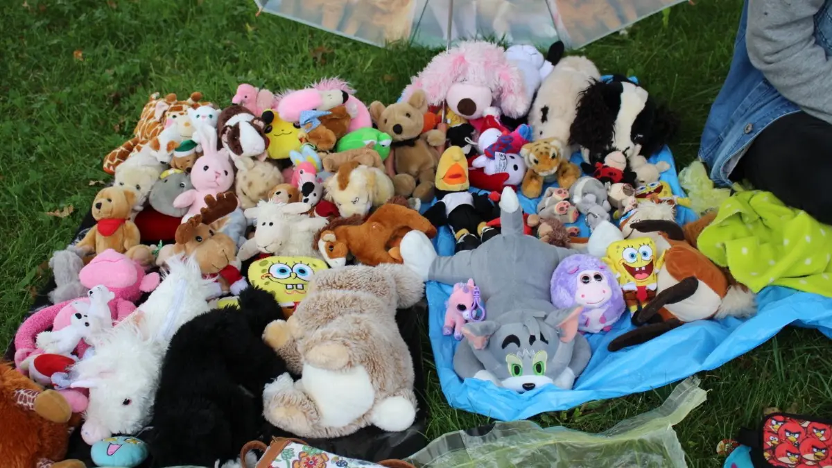 Auf einem Kinderflohmarkt kaufen Eltern günstig gebrauchte Babysachen und Kinderartikel ein. Das Angebot auf einem Kinderbasar ist unermesslich. (Symbolbild)