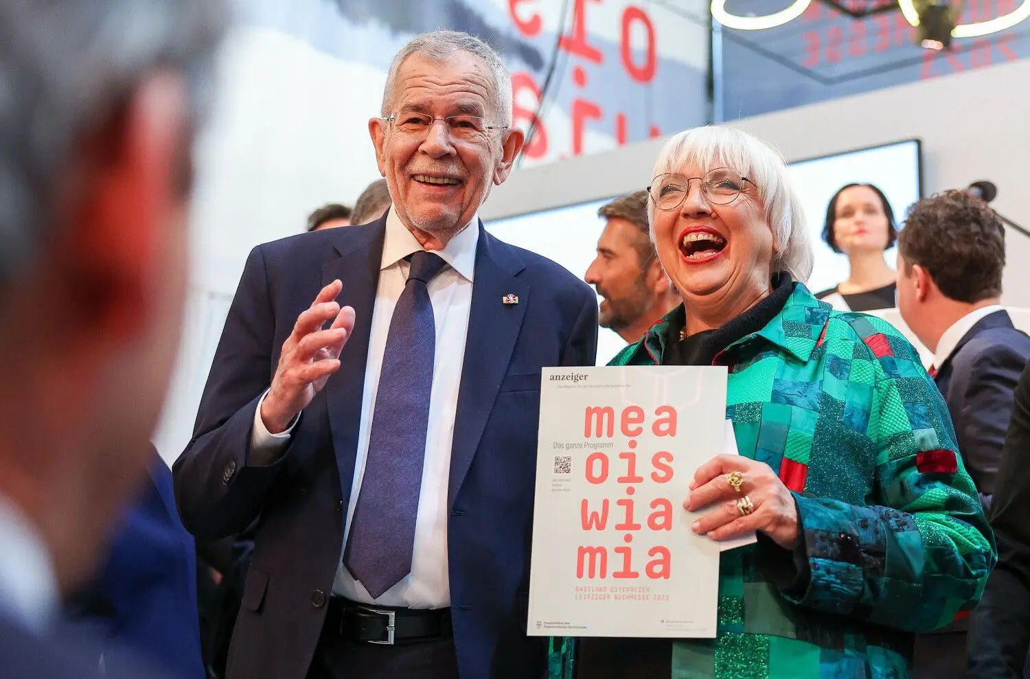 27.04.2023, Sachsen, Leipzig: Alexander Van der Bellen, Bundespräsident von Österreich und Claudia Roth (Grüne), Kulturstaatsministerin, besuchen den österreichischen Stand auf der Leipziger Buchmesse. Nach drei Jahren Zwangspause findet die Buchmesse vom 27. bis 30. April wieder statt. Auf dem Frühjahrstreffen der Buchbranche präsentieren rund 2000 Aussteller aus 40 Ländern ihre Neuheiten rund ums Buch. Als Buchmesse-Gastland präsentiert sich Österreich.
