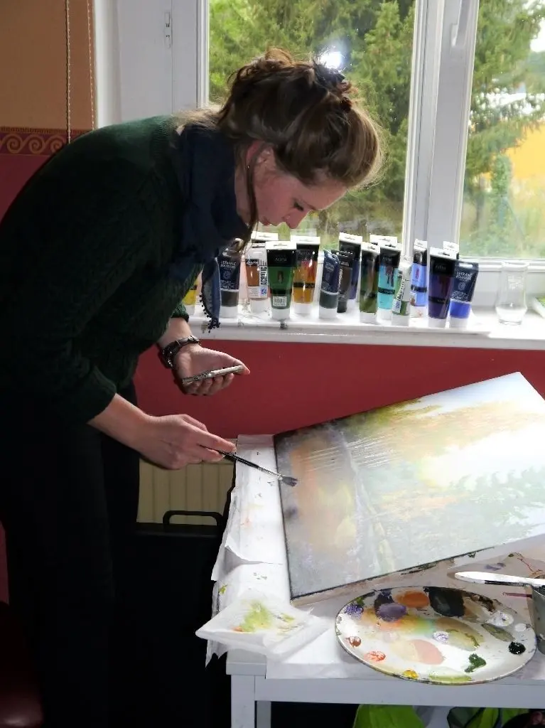 Landschaft in Acryl: Inga Schütz vertieft in ihre Arbeit im Vereinshaus in Briesen