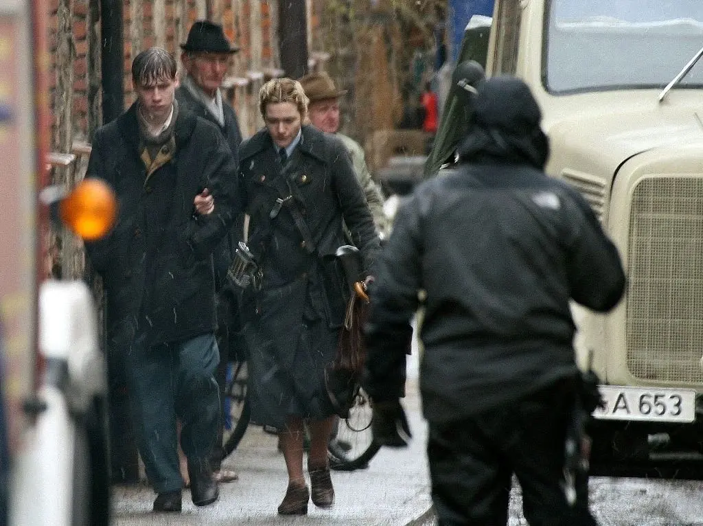 Im strömenden Regen: Die Schauspieler David Kross und Kate Winslet im März 2008 in der Hotheerstraße während der Dreharbeiten für den Hollywood-Streifen "Der Vorleser"