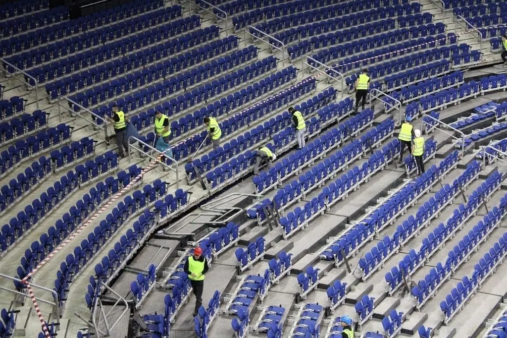 Nach dem Spiel der Eisbären Berlin gegen die Adler Mannheim säubern Reinigungskräfte die Tribünen der Mercedes-Benz Arena.