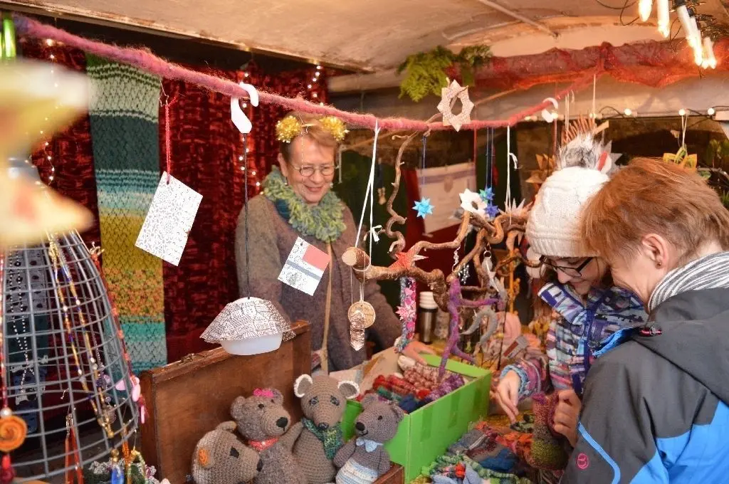 Deko-Artikel und viel Selbstgemachtes - auf der Nauener Hofweihnacht lohnt sich das Stöbern an den Ständen.
