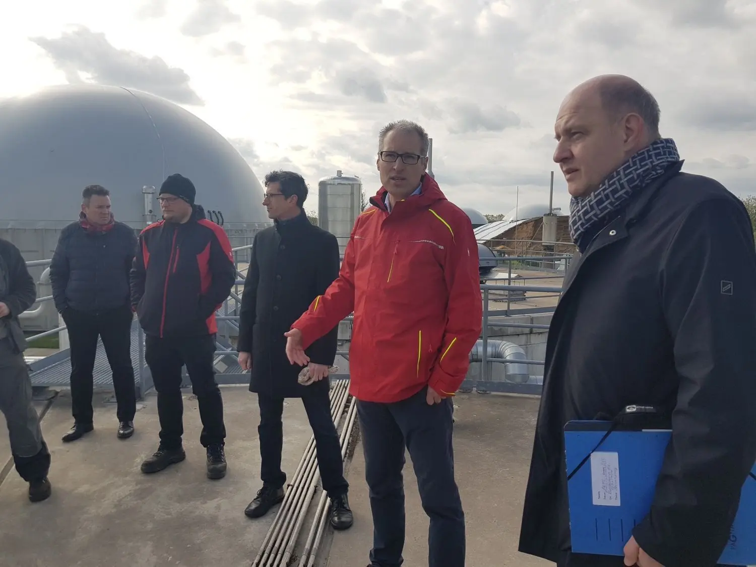 Der havelländische Landrat Roger Lewandowski (re.) im Gespräch mit dem Projektleiter des Energiewendelabors Thomas Borchers (Edis) in Ketzin/Havel.