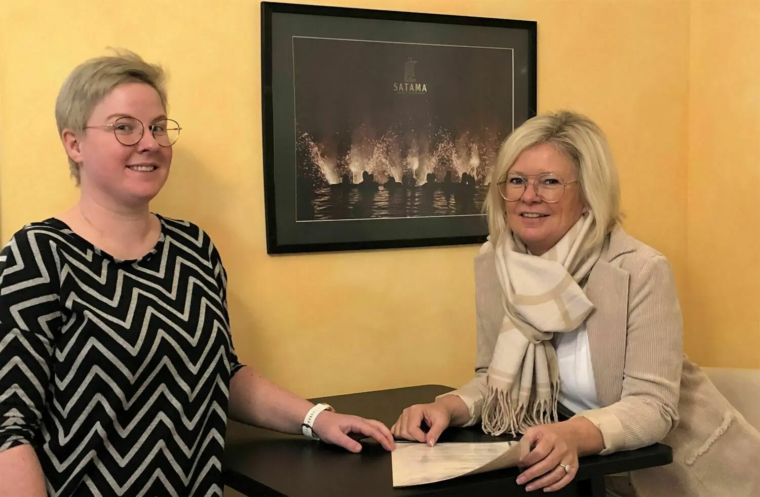 Im Büro der Hausverwaltung bereiten sich Sandra Mocker (l.) von der WohnWerk und Eigentümerin Susanne du Chesne für den Termin mit dem Heizungsbauer vor.