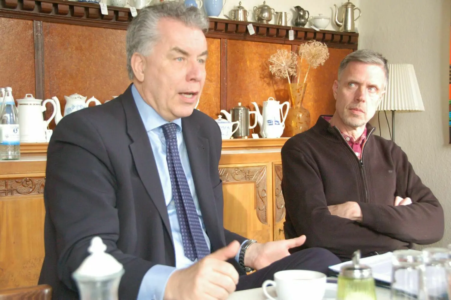 Besuch im Schloss Altranft: Der Europa-Abgeordnete Christian Ehler (CDU), hier mit Kenneth Anders, Leiter des Programmbüros des Oderbruch-Museums Altranft.