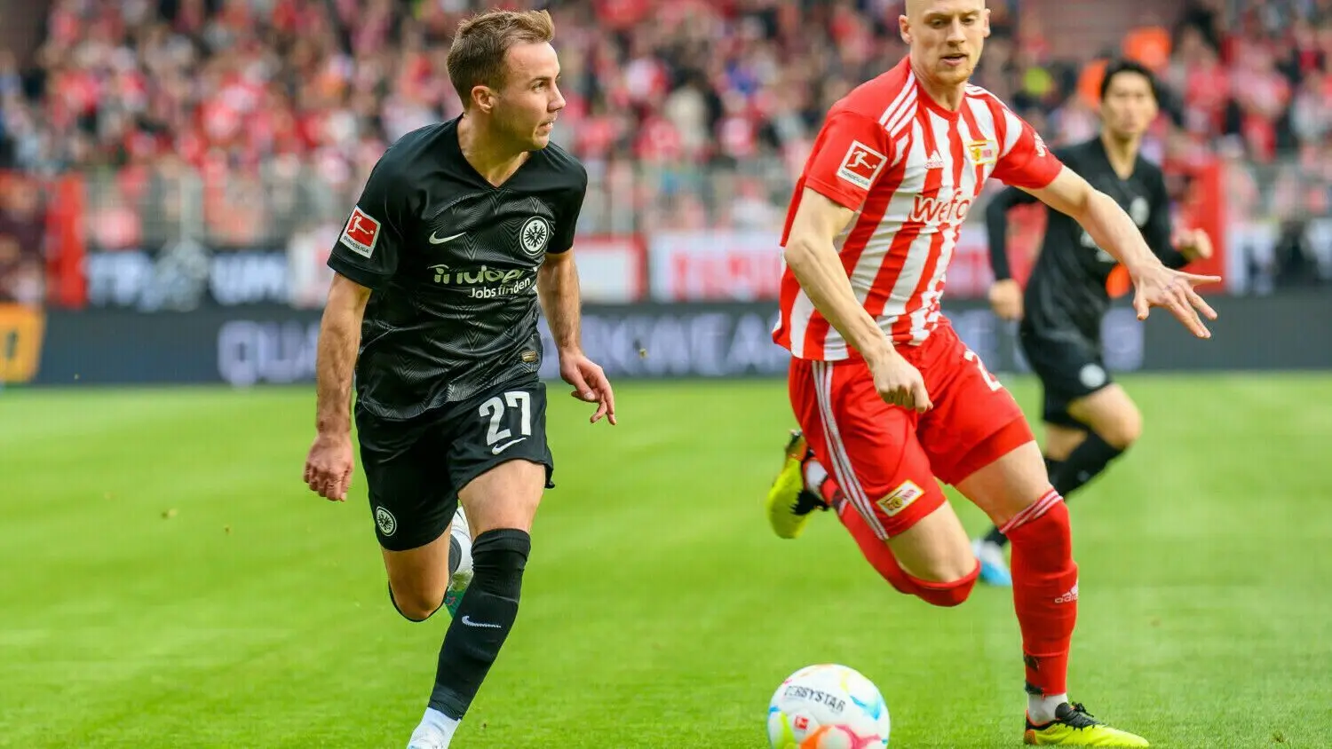 Timo Baumgartl (Union Berlin, rechts) hat in dieser Szene das Nachsehen gegen Mario Götze von Eintracht Frankfurt.