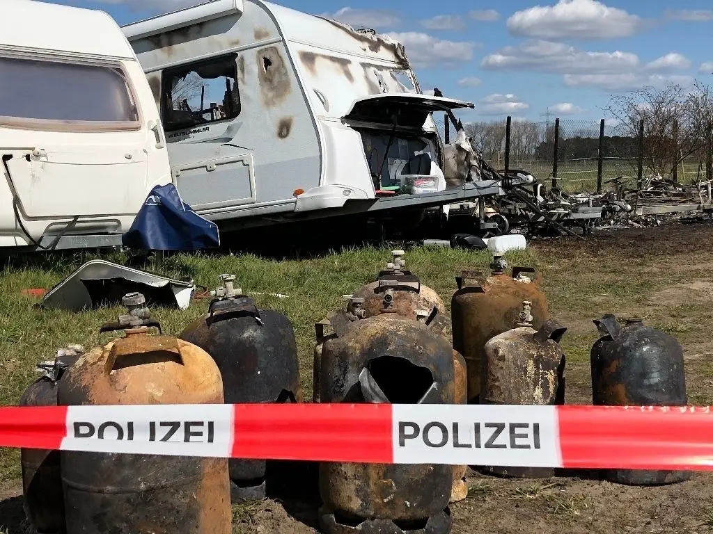 Gefahrenpotenzial: In den brennenden Mobilen befanden sich auch Gasflaschen. Einige explodierten, andere konnten Feuerwehrleute in Sicherheit bringen.