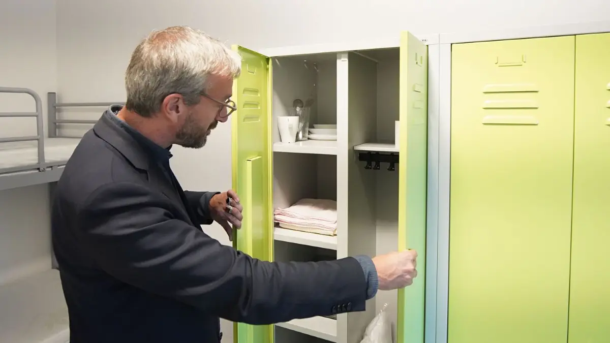 Blick in die sanierte Flüchtlingsunterkunft in der Flemsdorfer Straße, Kreis-Sozialdezernent Henryk Wichmann schaut in einen der Schränke.
Schwedt, 31.08.2023: Blick in die sanierte Flüchtlingsunterkunft in der Flemsdorfer Straße, Henryk Wichmann schaut in einen der Schränke