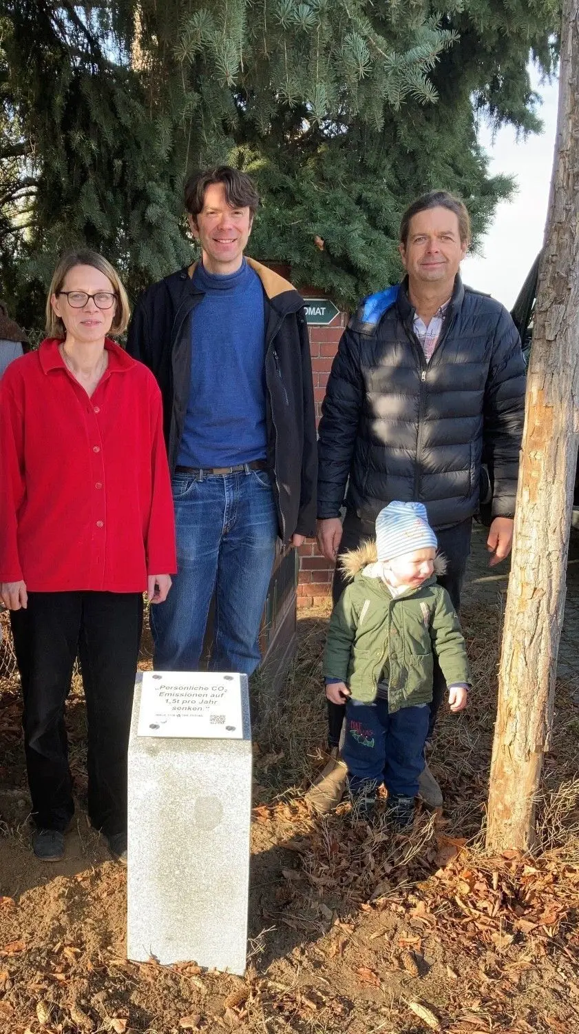 Bei der Aufstellung der vierten Stele in Brück waren zugegen: Ricarda Müller, Leiterin der „Alten Brücker Post“, Projektleiter Prof. Dr. Dr. Jörg Tremmel und Bürgermeister Matthias Schimanowski mit Sohn.