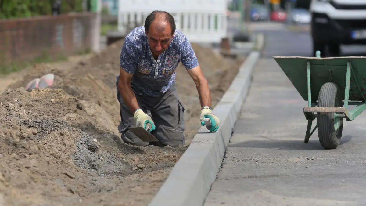 Bauarbeiter Henrik Szchowski setzt an der Bergerstraße am 20.07.21 die Borde.
BAuarbeiten an de Bergerstraße in Eberswalde am 20.07.21 Hier Setzen der Borde