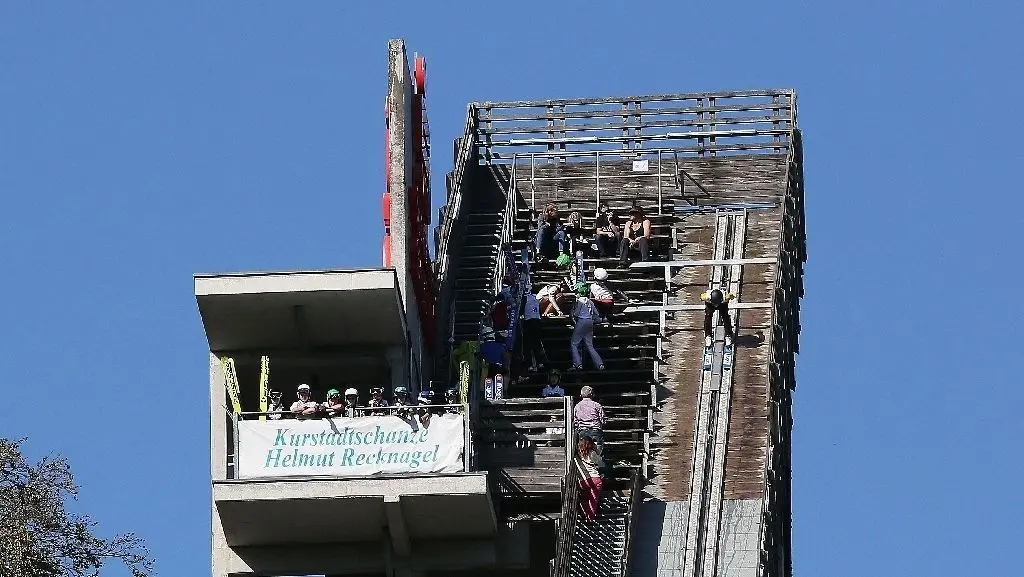 Auf geht’s: Moritz Terei in der Anlaufspur auf der Kurstadtschanze beim Auftaktspringen der Tournee um den Nord-Cup.