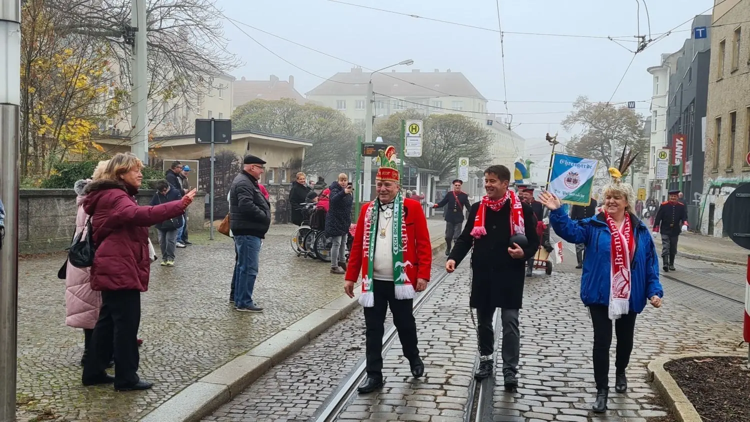 Gut gelaunt ging’s bei nicht all zu prächtigem Wetter durch die Stadt.