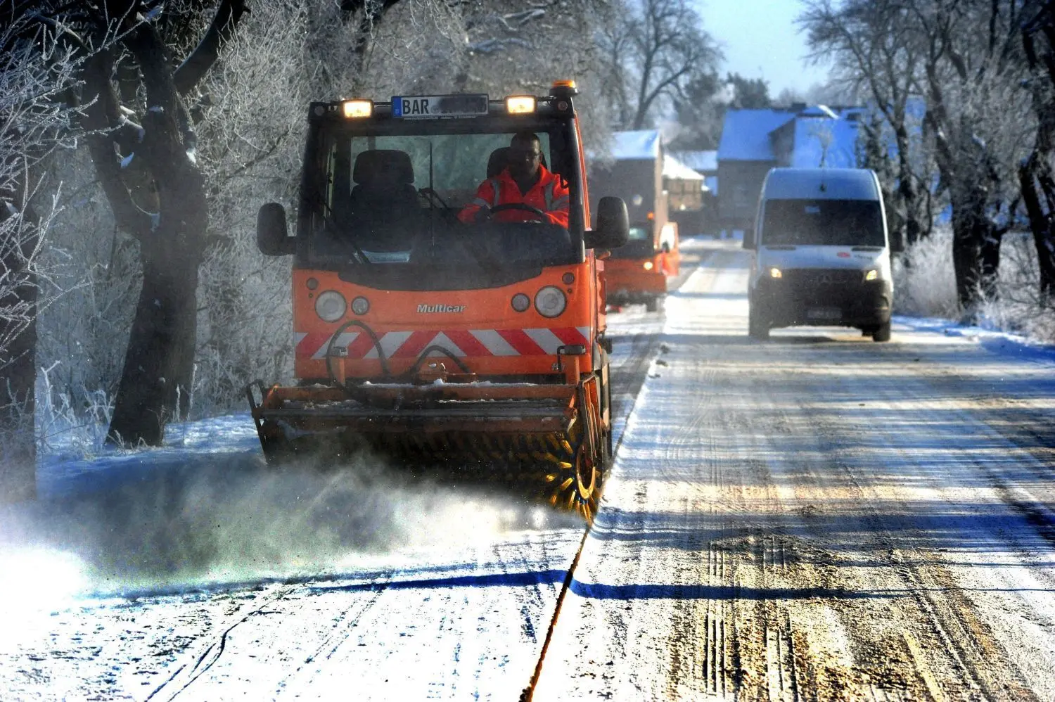 Weg ist der Schnee: Der Winterdienst zwischen Klosterfelde und Stolzenhagen, am Steuer sitzt  David Klausing vom Bauhof in Klosterfelde.