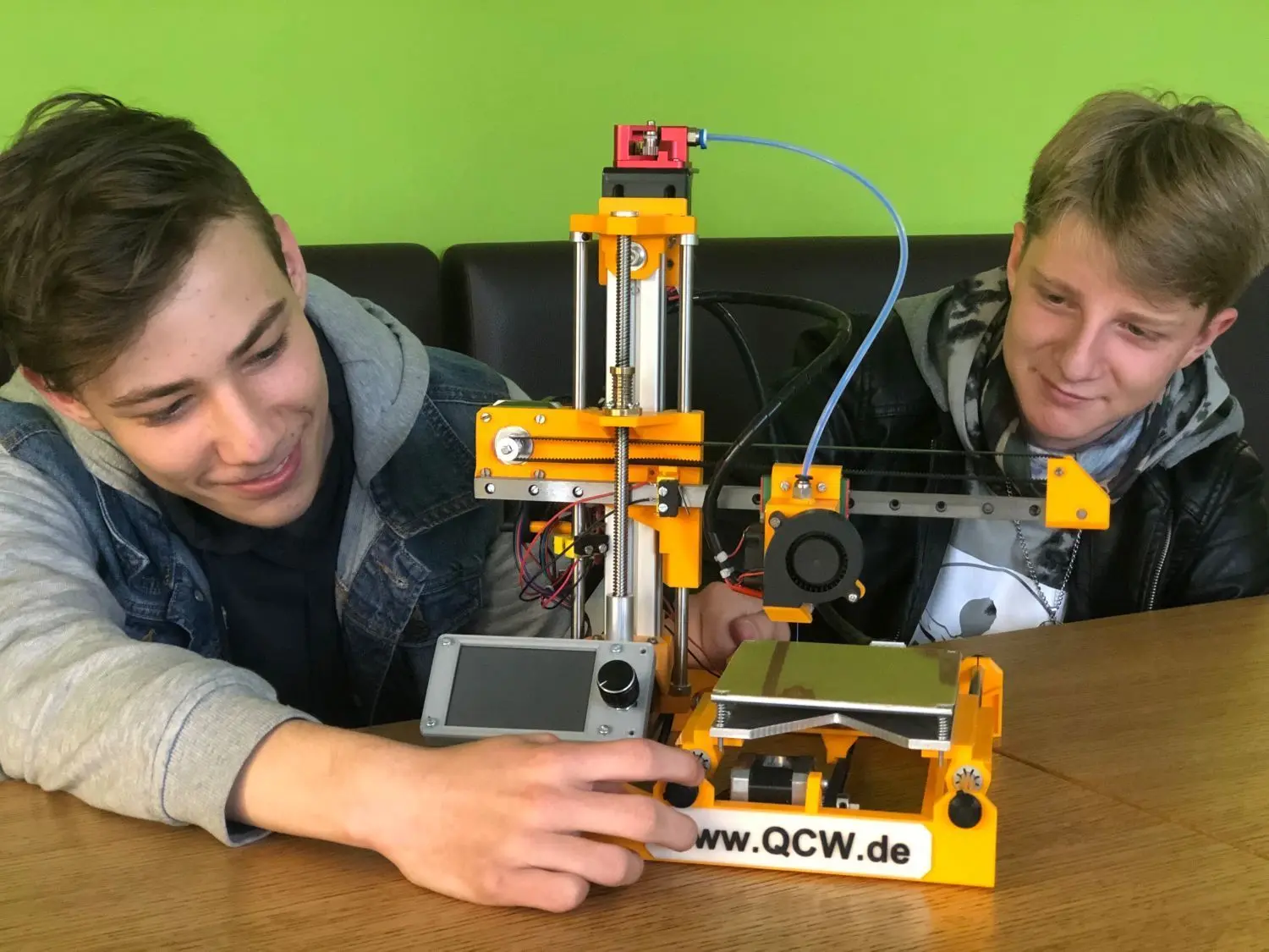 Begeistert: Nick Taeschner (16, l.) und Luca Meißner (14) aus Wriezen mit einem 3D-Drucker im QCW Eisenhüttenstadt