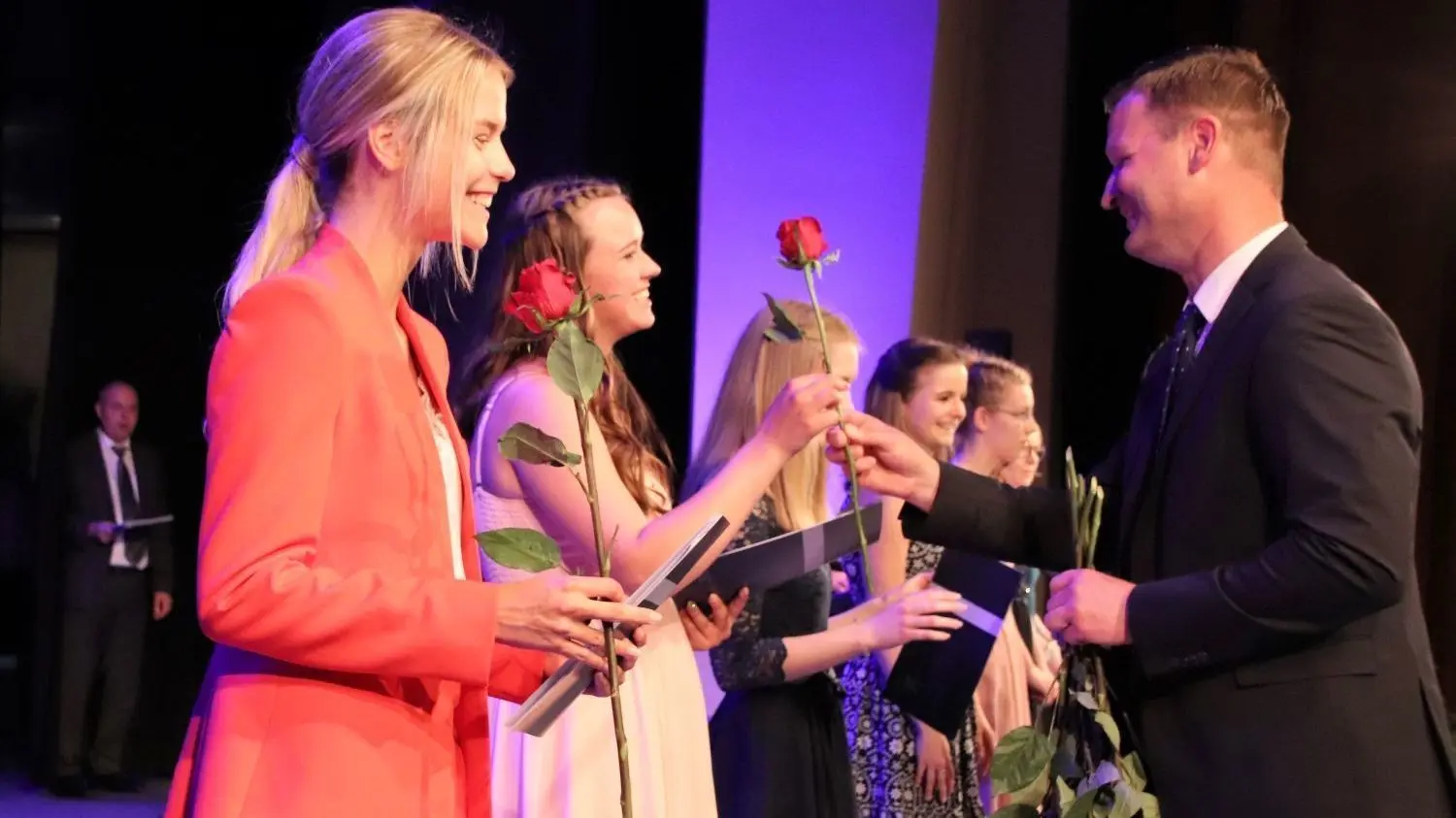 Herzlichen Glückwunsch: Zum Abi-Zeugnis gibt es für jeden eine Rose von Sven Budach, dem Schulleiter des Albert-Schweitzer-Gymnasiums in Eisenhüttenstadt.