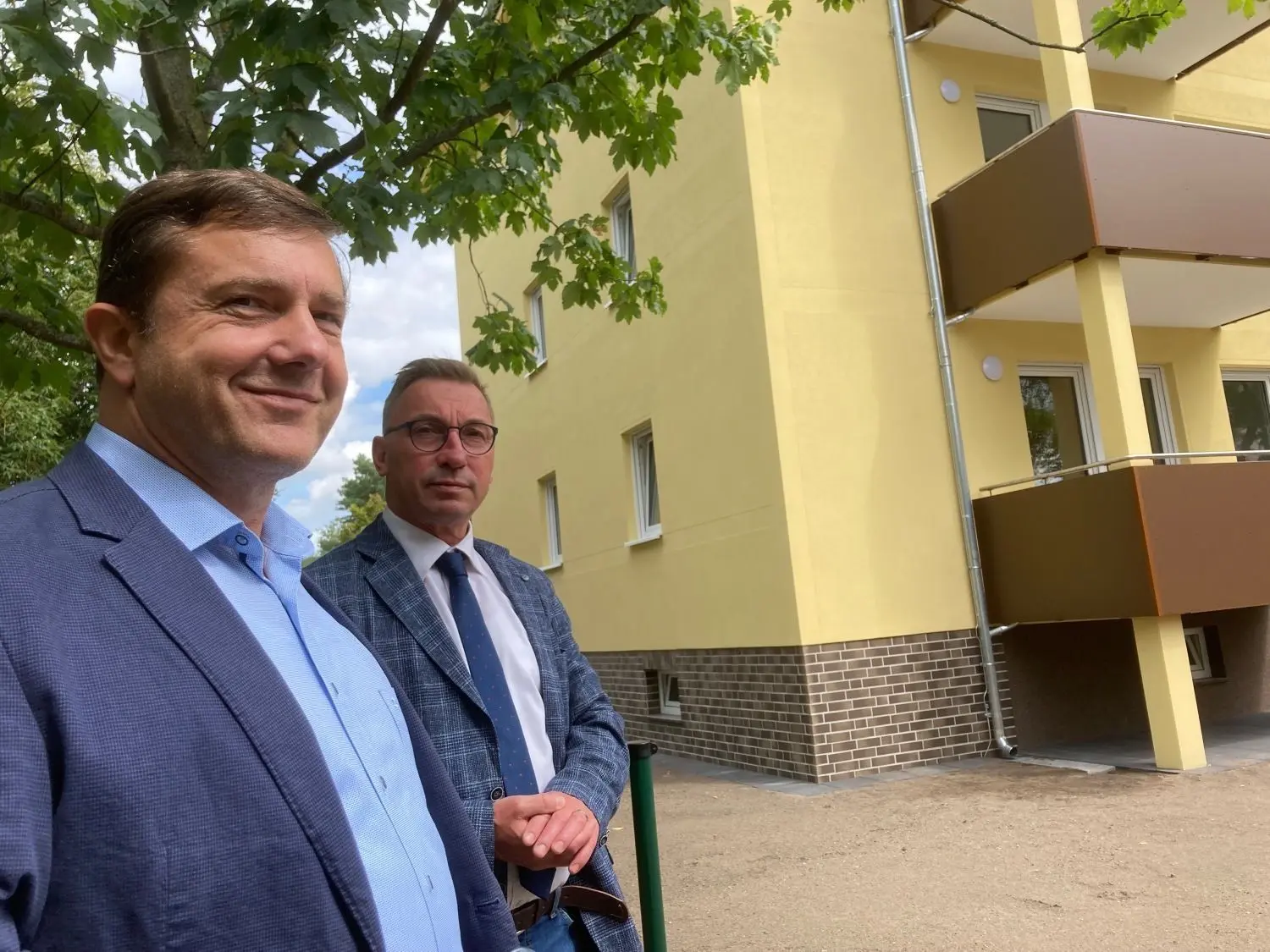 Erstmals ist der neue PWG-Chef als Bauherr in Erscheinung getreten: Heiko Ebers (li.) ist seit 2020 der Geschäftsführer der vor 30 Jahren gegründeten Premnitzer Wohnungsbaugesellschaft (PWG), deren Aufsichtsratsvorsitzender Bürgermeister Ralf Tebling ist.