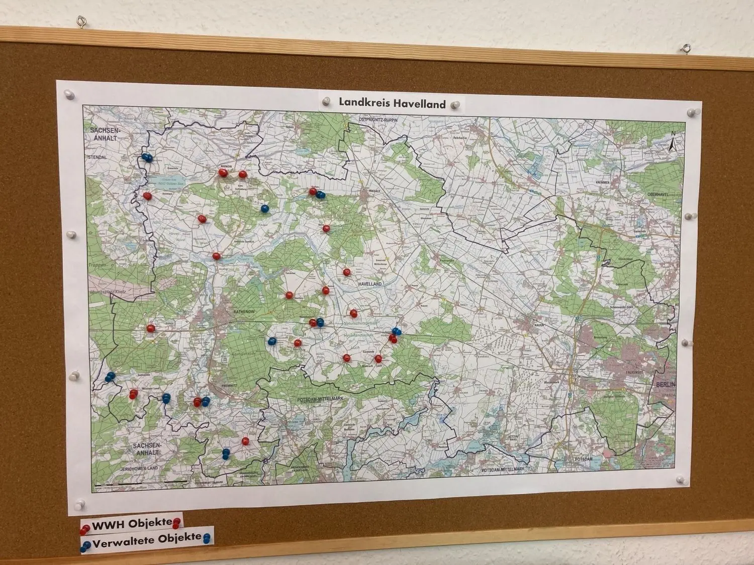 Die Karte zeigt die Verteilung der Wohnungen im westlichen Havelland, die die WSI verwaltet. Rote Pins stehen für Objekte im Besitz der WWH, blaue Pins für fremdverwaltete Objekte.