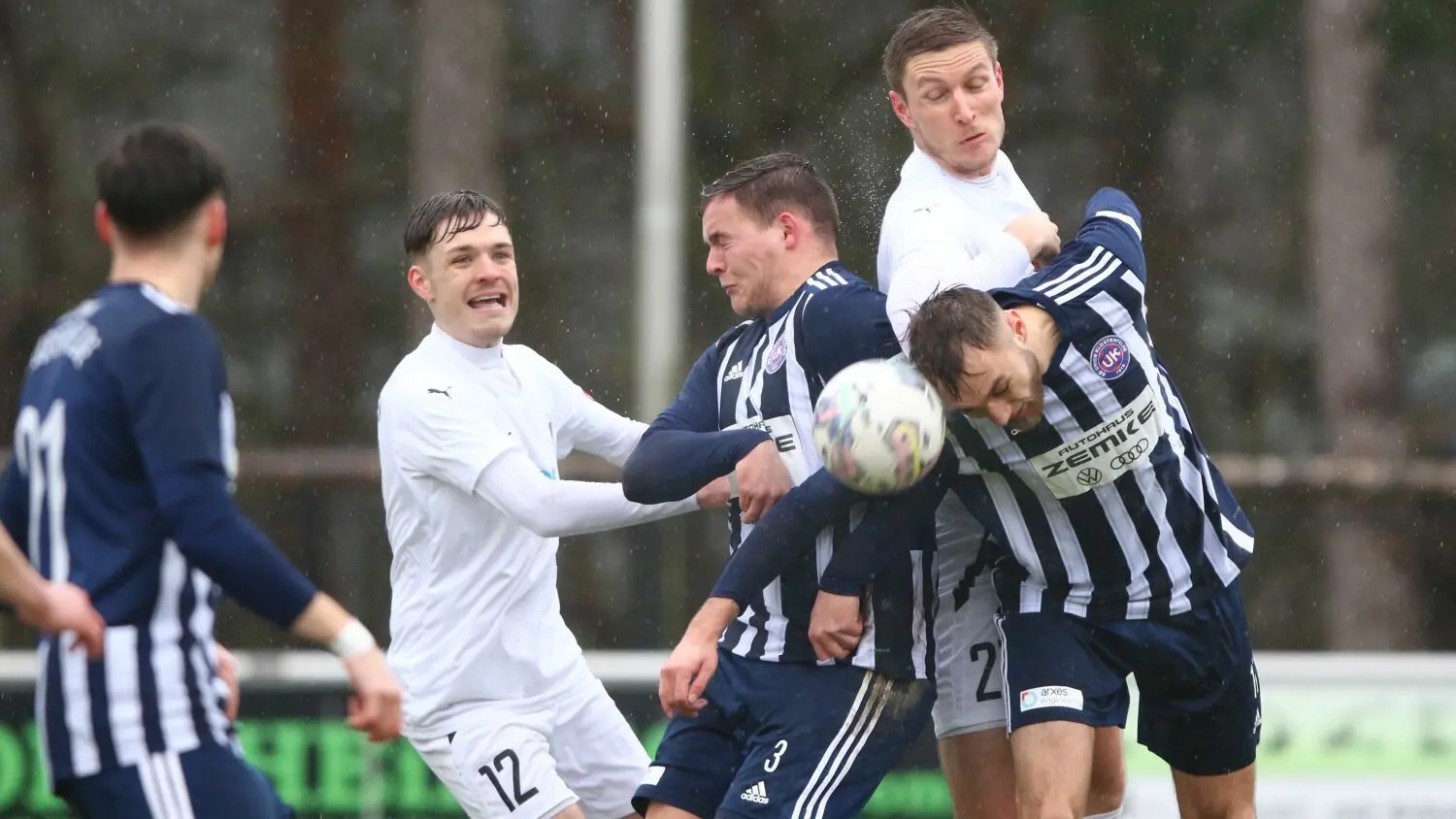 Im Brandenburgliga-Spiel TuS Sachsenhausen gegen Union Klosterfelde ging es nicht gerade zimperlich zur Sache. Nach dem Gegentreffer, ausgerechnet vom Ex-TuS-Spieler erzielt, sorgte einer mit einem klasse Freistoß für die nochmalige Führung, die bis zum Abpfiff ganz starker Schlussminuten gegen Union Klosterfelde ausgebaut wurde.