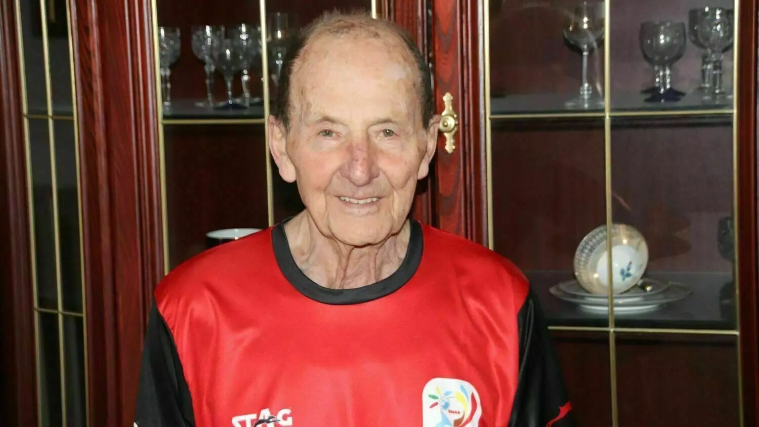 Der fast 90-jährige Horst Fischer spielt seit 1948 Tischtennis. Er spielte gerade bei der Senioren-Weltmeisterschaft in Oman mit.