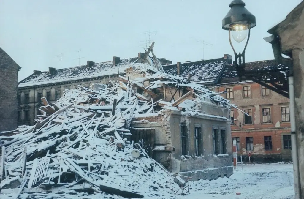 Oben: Fischerstraße 3 (1992) Rechts: Fischerstraße 2(1977) Unten: Abgerissenes Haus; im Hintergrund Kellenspring (heute Märkisches Medienhaus)