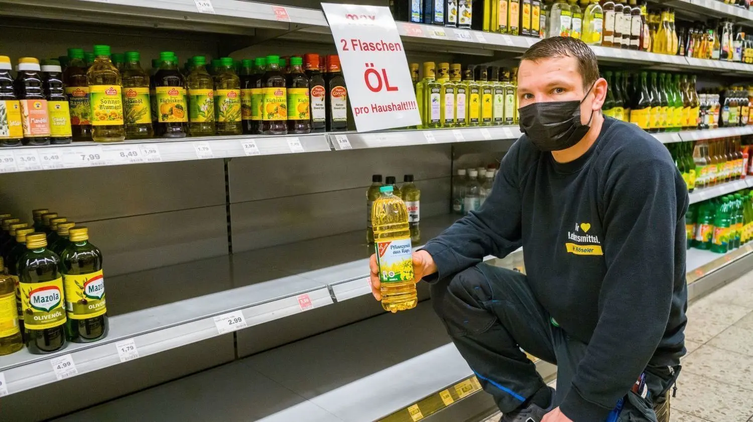 Alexander Röseler zeigt eine Rapsölflasche. Die preiswerten Ölsorten sind im Edeka-Markt Beeskow ausverkauft. Auch in den Discountern sieht es ähnlich aus. Die meisten Geschäfte haben zudem die Abgabemengen beschränkt.
