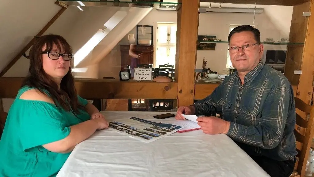 In der Heimatstube Letschin: Daniela Thulke von der Arbeitsinitiative und Edgar Petrick von der Gemeinde stimmen letzte Details für die neue Infotafel zum Europaradweg R1 ab.