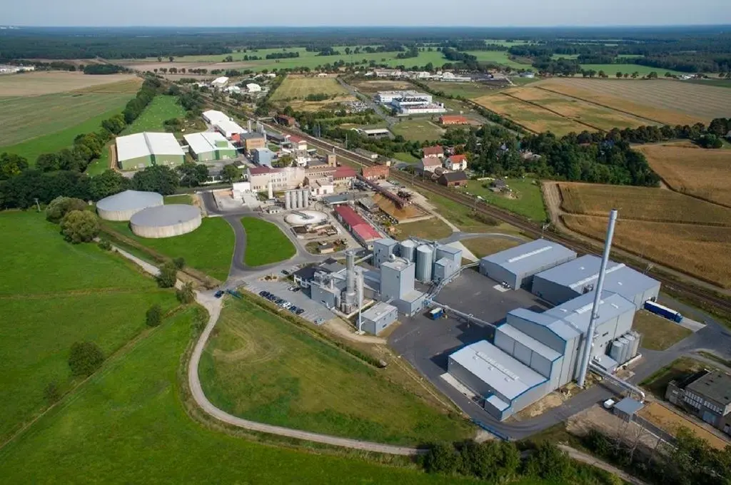 Die Fuji Brandenburg GmbH errichtet die neue Fabrik auf dem Standort der Emsland Aller Aqua.
