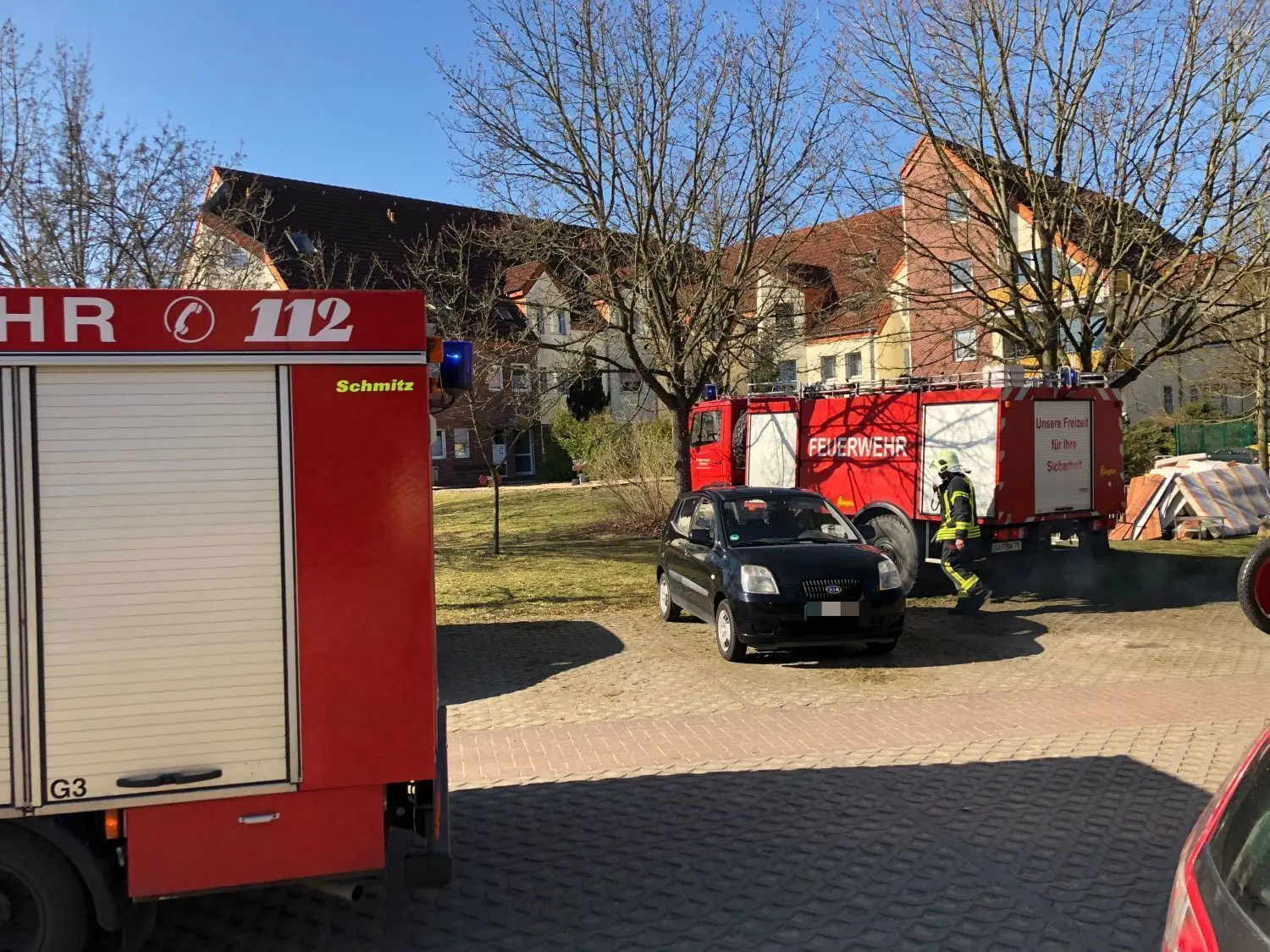 Einsatz beendet: In diesem Gebäude im Wohnpark Joachimsthal hat es am Dienstag, 30. März, gebrannt. Die Feuerwehren schließen ihren Einsatz ab.