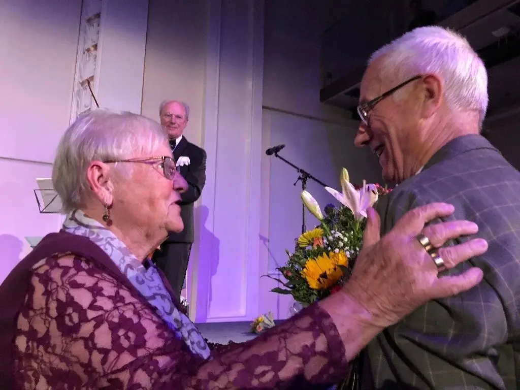 Überraschungs-Blumenstrauß: Klaus Schmitt bekommt ihn unverhofft von einer Frau aus dem Publikum, die zu Stammgästen der hochwertig besetzten Klassikkonzerte in der Schlosskirche zählt.