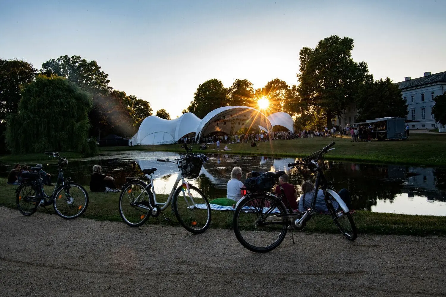 Der Kölner Wolfgang Niedecken spielt zum zwanzigjährigen Bestehen der Stiftung Schloss Neuhardenberg unter einem riesigen Zeltdach ein open-air-Konzert im brandenburgischen Neuhardenberg mit seiner Band BAP - und auch die Zaungäste freut es.