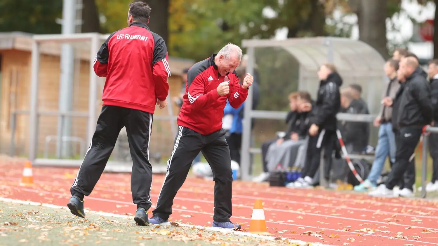 Zu früh gefreut: Der Frankfurter Co-Trainer Martin Przybulewski freut sich über die Führung, die jedoch nur eine Minute hielt.