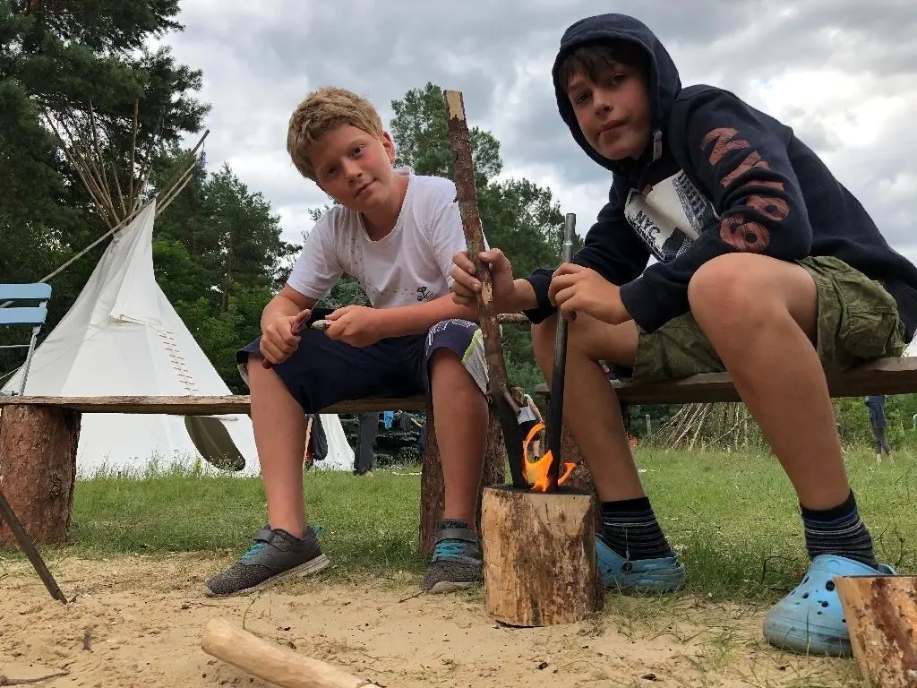 Wildnis-Fans: Constantin aus Kagel (links) und Kian aus Freiburg versuchen sich im Schnitzen und Glutbrennen. Zum Naturerlebnis im Camp auf dem Zebra-Gelände in Kagel gehört auch das Ausprobieren von Handwerkstechniken der Indianer.